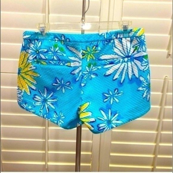 Lilly Pulitzer Shorts. Blue and yellow flower pattern. 00 - Picture 3 of 5